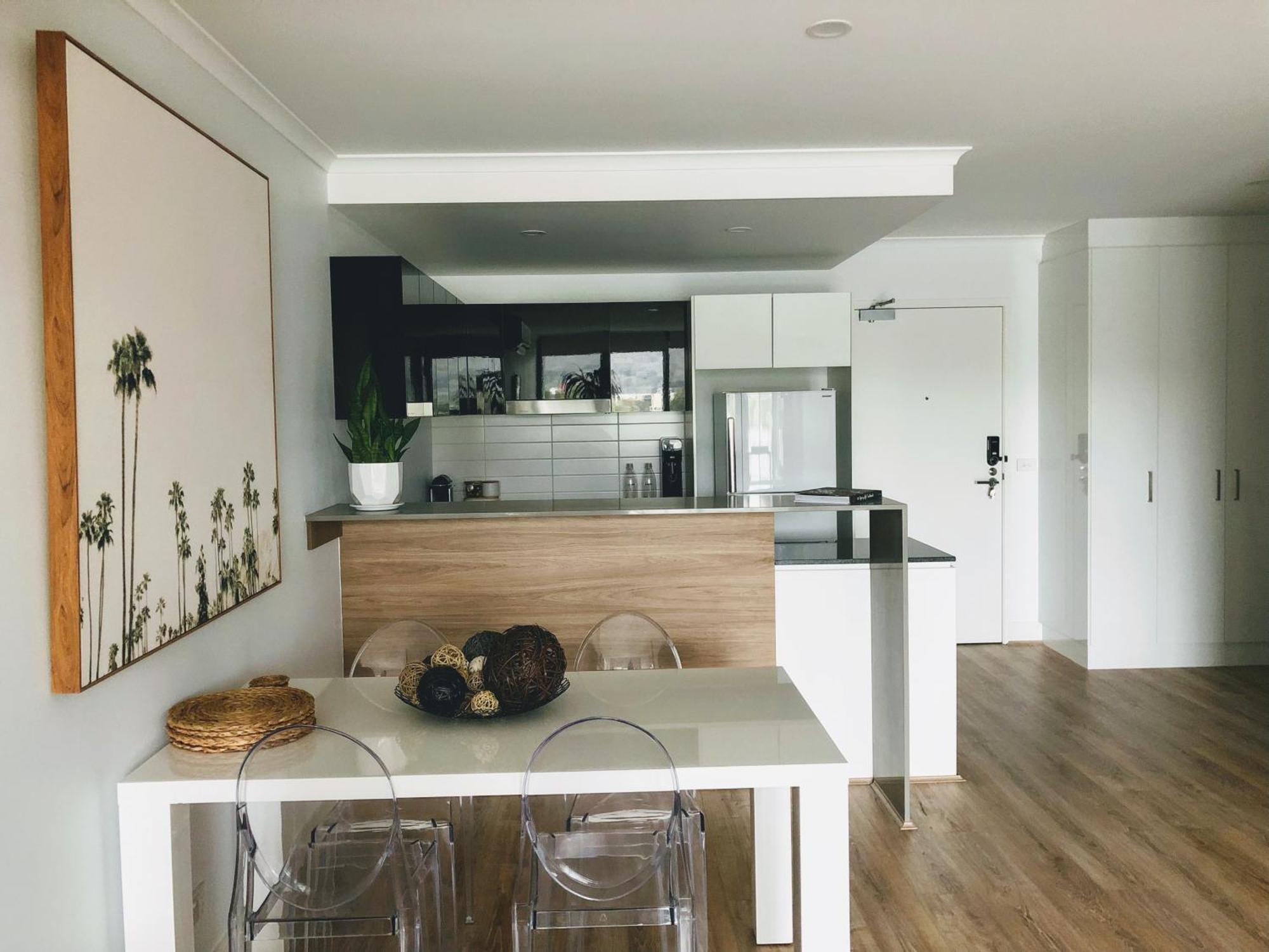 Staying Places - The Avenue Canberra Rum bild